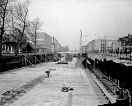 855135 Afbeelding van de aanleg van de Catharijnebaan ter hoogte van het Willemsplantsoen (rechts) te Utrecht. Op de ...